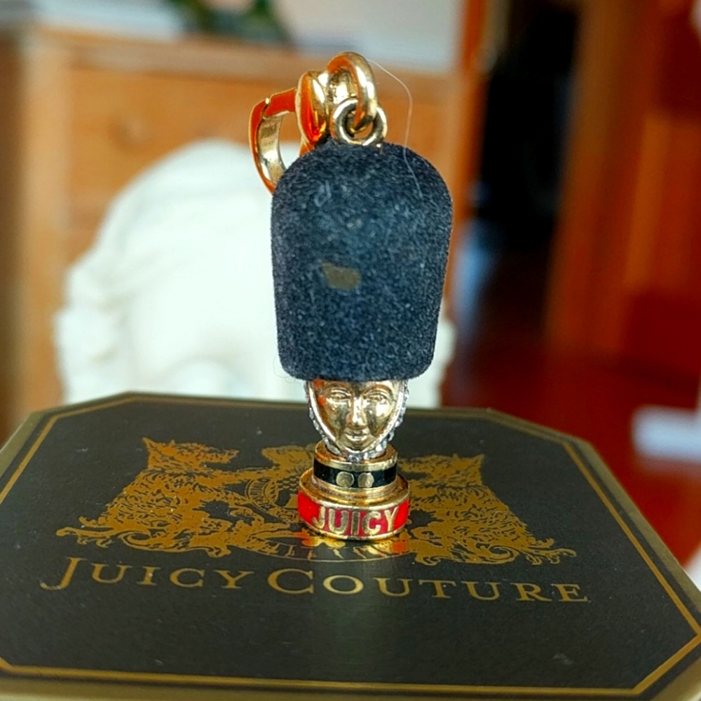 JUICY COUTURE ENGLISH GUARD CHARM💂💂💂